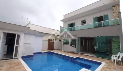Sobrado com piscina e 4 suítes em condomínio fechado em Peruíbe