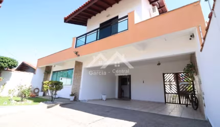 Casa com 4 quartos e piscina, localizada no Stella Maris em Peruíbe