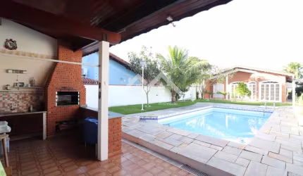 Casa em Peruíbe com terreno grande com 3 suítes edícula e área de lazer com churrasqueira e piscina