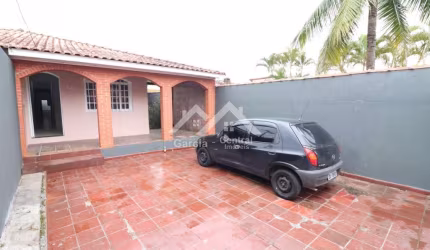 Casa térrea com 2 dormitórios, lado praia, no centro de Peruíbe