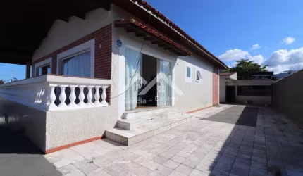 Casa localizada no Centro de Peruíbe, com 4 dormitórios, edícula e piscina