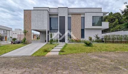 Casa alto padrão em Condomínio fechado em Peruíbe, com 4 quartos sendo 3 suítes e área de lazer com piscina
