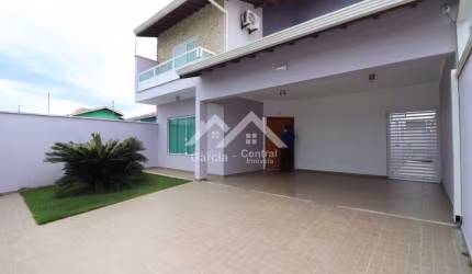 Casa em Peruíbe com 4 suítes e área de lazer com piscina