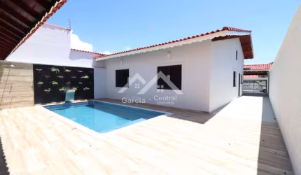 Casa térrea em Peruíbe com 3 quartos sendo 1 suíte e área de lazer com piscina