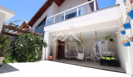 Casa próximo a praia em Peruíbe com 4 quartos e área de lazer com piscina