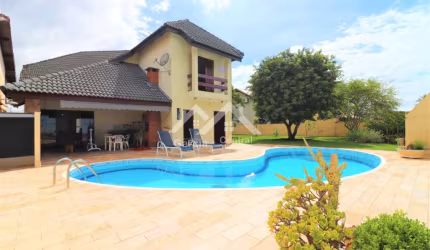 Sobrado com 3 quartos e área de lazer com piscina em condomínio fechado em Peruíbe