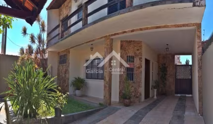 Casa com 3 dormitórios e piscina em Peruíbe