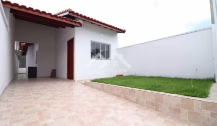Casa em Peruíbe com 2 quartos (1 suíte) e garagem para 2 carros