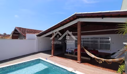 Casa com 2 quartos edícula e área de lazer com piscina em Peruíbe