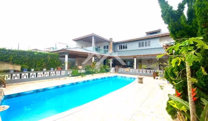 Sobrado com piscina tendo 4 suítes (1 suíte ampla com closet e hidromassagem)