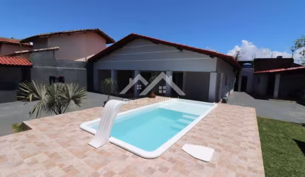 Casa em Peruíbe com 3 quartos e área de lazer com piscina