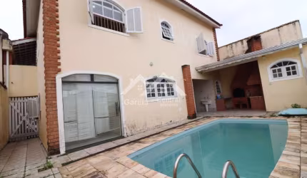 Sobrado com 4 dormitórios e piscina, no Centro de Peruíbe