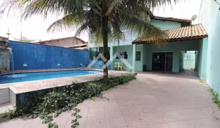Casa em Peruíbe, com 4 dormitórios e piscina