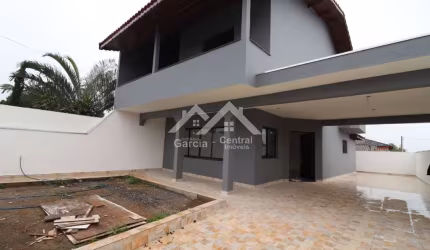Sobrado em Peruíbe com 4 dormitórios e espaço para piscina