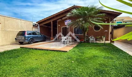 Casa em Peruíbe com 3 quartos, edícula e espaço para lazer