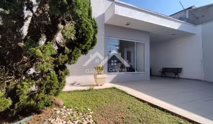 Casa com 3 dormitórios e piscina em Peruíbe