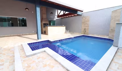 Casa em Peruíbe com 3 quartos e área de lazer completa com churrasqueira e piscina