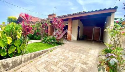 Casa com edícula no centro de Peruíbe
