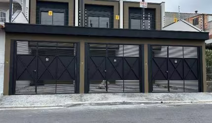 Sobrados novos, com arquitetura contemporânea em rua residencial de ótima localização.