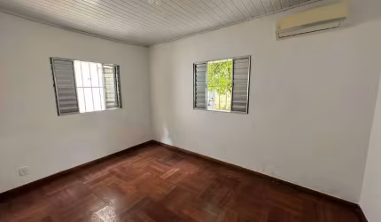 Casa com 3 dormitórios e otima localização