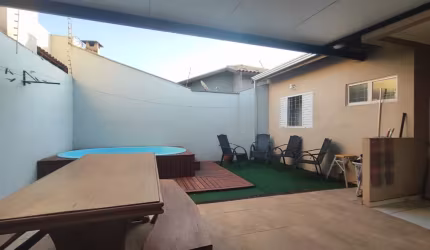 Casa com piscina, churrasqueira e bastante conforto