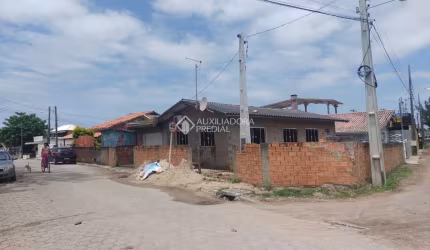 Casa com 3 quartos à venda na Vergelino Soares, 793, Guaiuba, Imbituba, 92 m2 por R$ 300.000