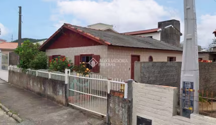 Casa com 3 quartos à venda na Antônio Egidio Martins, 106, Vila Nova Alvorada, Imbituba, 85 m2 por R$ 300.000