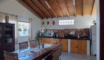 Casa com 4 quartos à venda na Tereza Cristina, 639, São Tomás, Imbituba, 100 m2 por R$ 500.000