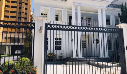 Excelente Sobrado Comercial, localizado no Bairro Caiçaras, em frente a Prefeitura e Fórum.