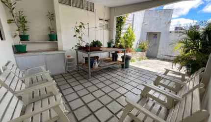 Vendo excelente casa no bairro de candelária com 327m2 de área construída