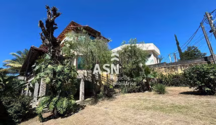 Triplex em terreno único, com piscina, no bairro Costazul