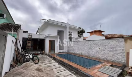Luxuosa casa com piscina, muito conforto e sofisticação em localização privilegiada!!!