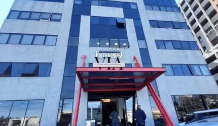 Sala comercial MOBILIADA de 76m² em Alphaville.