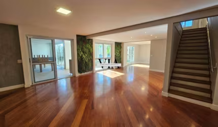 Linda casa Dupla com 04 Suítes e Piscina no Tamboré 4