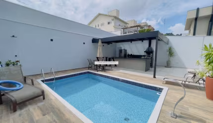 Linda casa no condomínio Valville 1
