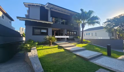 Casa Recém Reformada no Condomínio Residencial 1 em Alphaville - 04 Suítes