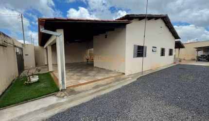 Casa Padrão à venda em Araguari/MG