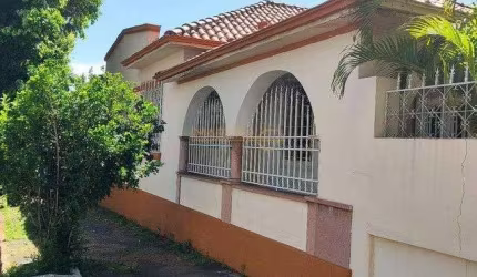 Casa à venda no bairro Centro - Araguari/MG