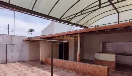 Casa à venda no bairro Industrial - Araguari/MG