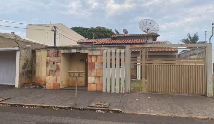Casa à venda no bairro Industrial - Araguari/MG
