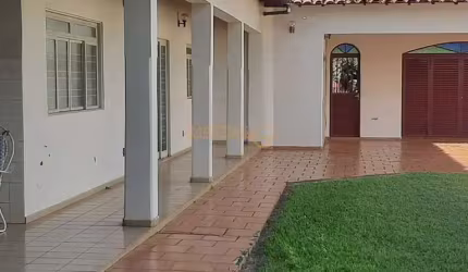 Casa à venda no bairro Industrial - Araguari/MG