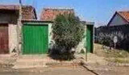 Casa Padrão à venda em Araguari/MG