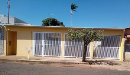 Casa Padrão à venda em Araguari/MG