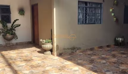 Casa à venda no bairro Santiago - Araguari/MG