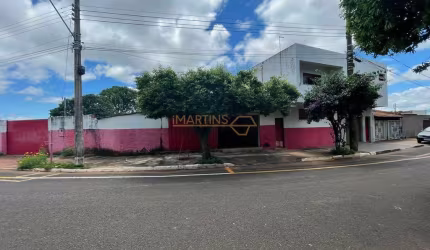 Casa para Venda, Araguari / MG, bairro Miranda, 3 dormitórios, 1 suíte, 1 banheiro, 20 vagas de garagens, terreno 1.257,15 m²