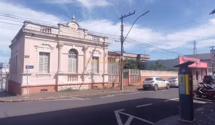 Casa à venda no bairro Centro - Araguari/MG
