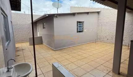 Casa à venda no bairro Industrial - Araguari/MG