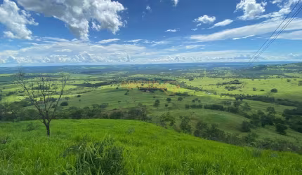 Vendo chácara localizada no Distrito de Piracaíba, a 48km de Araguari!