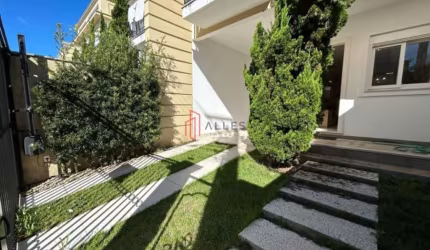 VENDE-SE LINDÍSSIMO SOBRADO TRIPLEX NA PRAIA DOS AMORES EM BALNEÁRIO CAMBORIÚ/SC