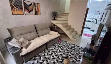 CHARMOSO SOBRADO EM CONDOMÍNIO FECHADO